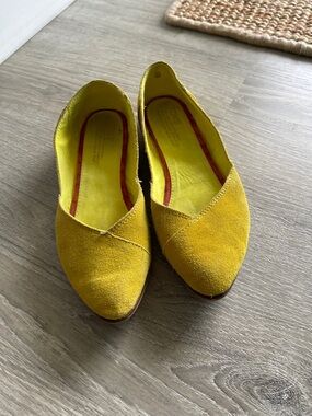 Toms Women's Yellow Suede D'Orsay Pointed Flats